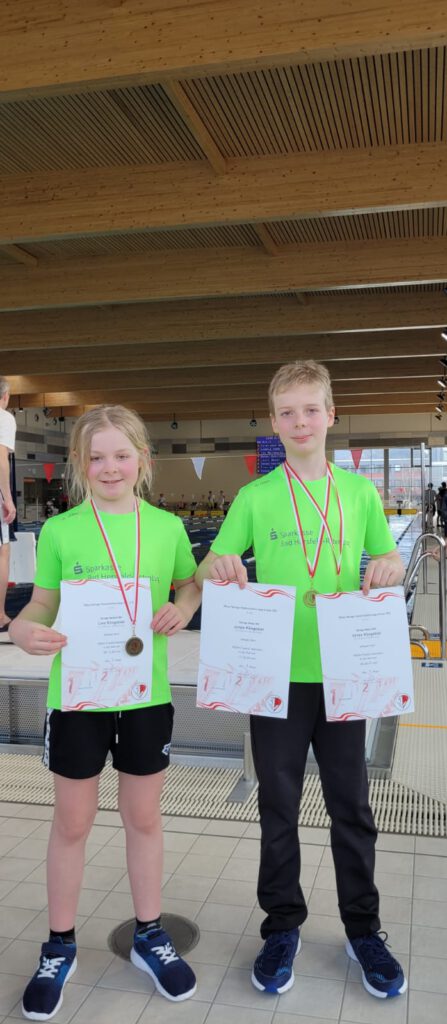 Schwimmer des SV Neptun mit ihren Urkunden